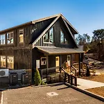 Private Indoor Pool Cabin W/ Game Room & Hot Tub!