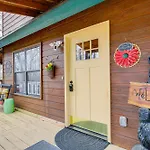 Easy-Access Pigeon Forge Cabin With Hot Tub!
