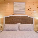 Spacious 2800 Sq Ft-Cozy Wood Cabin-New Build