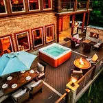 Enclave - 5 Suites - Private Outdoor Pool - Arcade - Fire Table - Outdoor Kitchen - Hot Tub