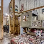 Er26 - Sasquatch Inn - Great Location! Close To Town Resort Pool! Cabin