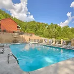 A Mountain View Theater Lodge Holiday Home