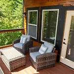 Augys View- Mountain Views-Large Parking-Large Cabin