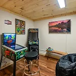 Central Location, Hot Tub, Theater, Grill, Ez Roads