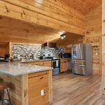 Hot Tub Fire Pit Game Room Theater Easy Access Sleeps 12 - Black Bear Lodge