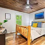 Freshly Updated Mountain Escape Cabin