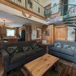 Er13 - Moose Manor Great Location - Close To Town! Cabin