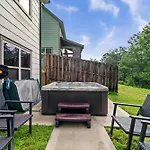 Luxury 3-Br Cabin Minutes From Parkway With Game Room And Hot Tub