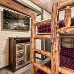 Luxury 3-Br Cabin Minutes From Parkway With Game Room And Hot Tub
