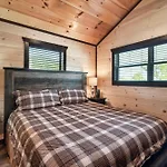 Luxury 3-Br Cabin Minutes From Parkway With Game Room And Hot Tub