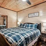 Luxury 3-Br Cabin Minutes From Parkway With Game Room And Hot Tub