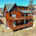 Luxury 4-Br Cabin Near Parkway And Dollywood With Game Room And Hot Tub