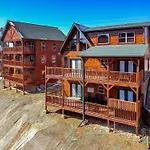 Luxury 4-Br Cabin Near Parkway And Dollywood With Game Room And Hot Tub