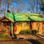 Waterfront Honeymoon Cabin~Fishing~Hot Tub~Games