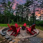 Secluded Cabin Hot Tub, Game Room And Fireplace
