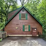 Beary Peaceful Smokies Retreat: Hot-Tub & Pools