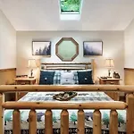 Beary Peaceful Smokies Retreat: Hot-Tub & Pools