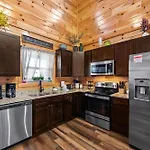 New Listing! Indoor Private Heated Pool, Less Than 2 Miles From Dollywood, Walk To Parkway, 4 Ensuite Bedrooms Sleeps 14, Dog Friendly, Game Room With Tv, Arcade And Foosball, Hot Tub, Bbq, Smart Tv And Wifi, Fully Loaded Kitchen, Washer And Dryer