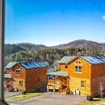 New Listing! Indoor Private Heated Pool, Less Than 2 Miles From Dollywood, Walk To Parkway, 4 Ensuite Bedrooms Sleeps 14, Dog Friendly, Game Room With Tv, Arcade And Foosball, Hot Tub, Bbq, Smart Tv And Wifi, Fully Loaded Kitchen, Washer And Dryer