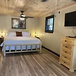 Whiskey Ridge 3 Bdrm Cabin-Firepit, Fenced Yard, Hot Tub