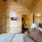 2 Cabins Sleeps 28 8Bedroom Pool Hot Tub Game Room