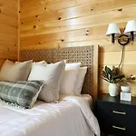 2 Cabins Sleeps 28 8Bedroom Pool Hot Tub Game Room