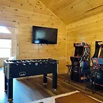 Splendid 2Cabins Sleeps 28 Pool Hot Tub More