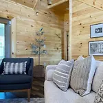 Splendid 2Cabins Sleeps 28 Pool Hot Tub More