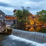 Cozy Cabin - Hot Tub, Game Room, Outdoor Pool