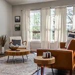 Modern Mountain Hideaway-Secluded, Close To Town