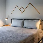 Modern Mountain Hideaway-Secluded, Close To Town