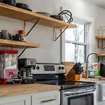 Modern Mountain Hideaway-Secluded, Close To Town
