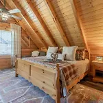 Cozy Spacious Cabin With Hot Tub, Bbq Near Parkway