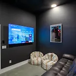 Bearly Haus -Views, Hot Tub, Pool & Xbox!