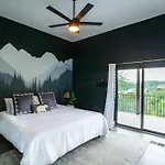Bearly Haus -Views, Hot Tub, Pool & Xbox!