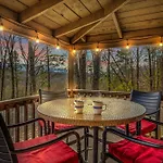 Serene Chalet W Hot Tub, Games, Wi-Fi, Pets Ok