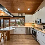 Lux,Hottub,Game Room,Central Location,Mountain View