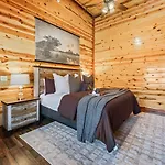 New Luxury Cabin Newly Furnished Sleeps 20 Stunning View Heated Indoor Pool With New Mural Arcade Games Home Theater And Karaoke