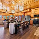 New Luxury Cabin Newly Furnished Sleeps 20 Stunning View Heated Indoor Pool With New Mural Arcade Games Home Theater And Karaoke