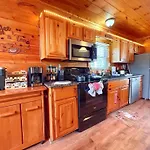 Cabin For Groups Getaway! Top Location, Grill, Wifi & Workstation, Hot Tub & Game Room