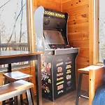 Blue Bear Lodge Near Dollywood! 1 Mile Off Pkwy Community Pool Hot Tub Game Rm