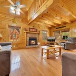 Ern832 - Lakeside Hideaway - Great Location! Close To All The Action! Cabin