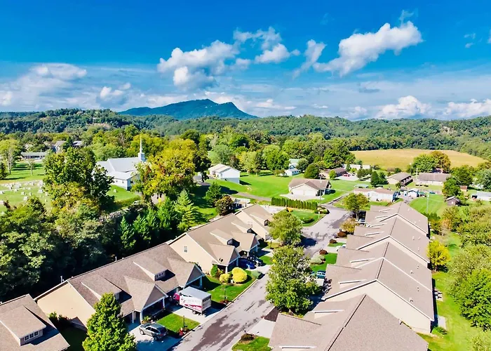 Home With Community Pool - 2 Miles To The Island!