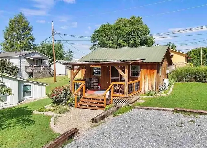 Cozy Cabin Walking Distance To Parkway!