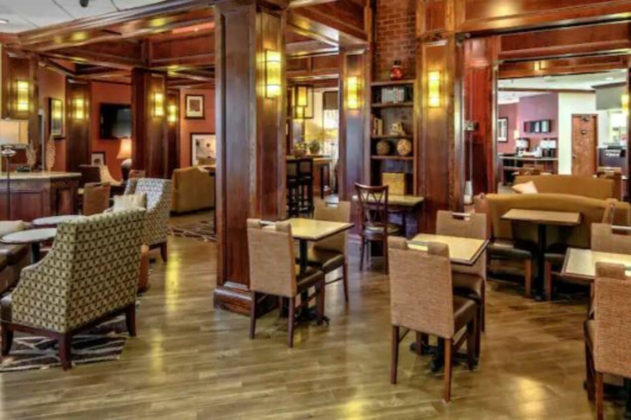 Hotel Hampton & On The Parkway 3*