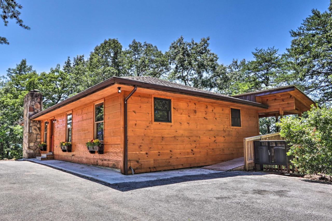 Holiday home Luxe With Hot Tub, Theater, Pool Table, Arcade *