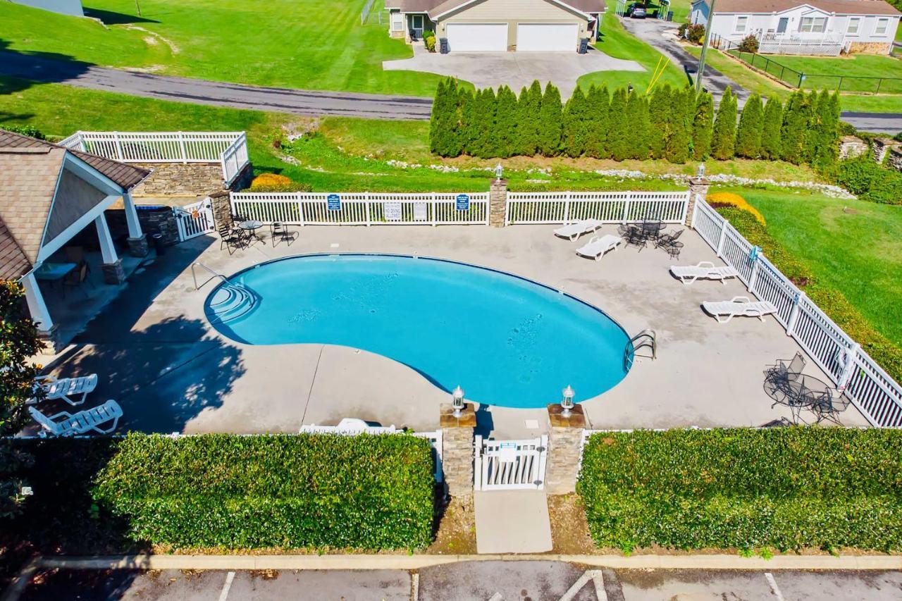 With Community Pool - 2 Miles To The Island! Holiday home