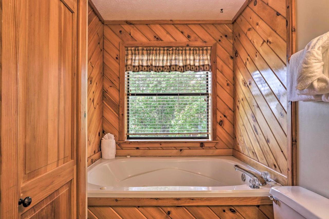 Smoky Mountain Retreat With Hot Tub, Arcade Games Holiday home *