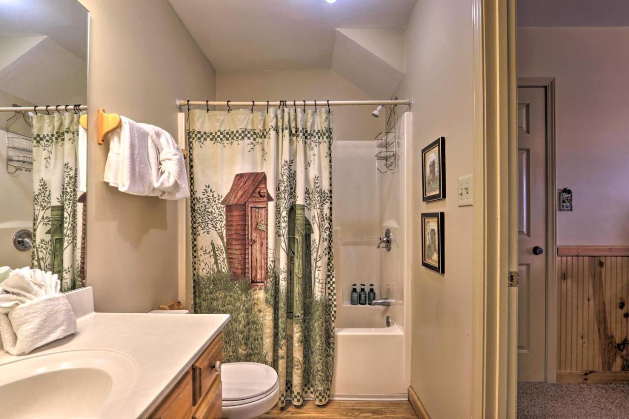 Smoky Mountain Retreat With Hot Tub, Arcade Games Holiday home *
