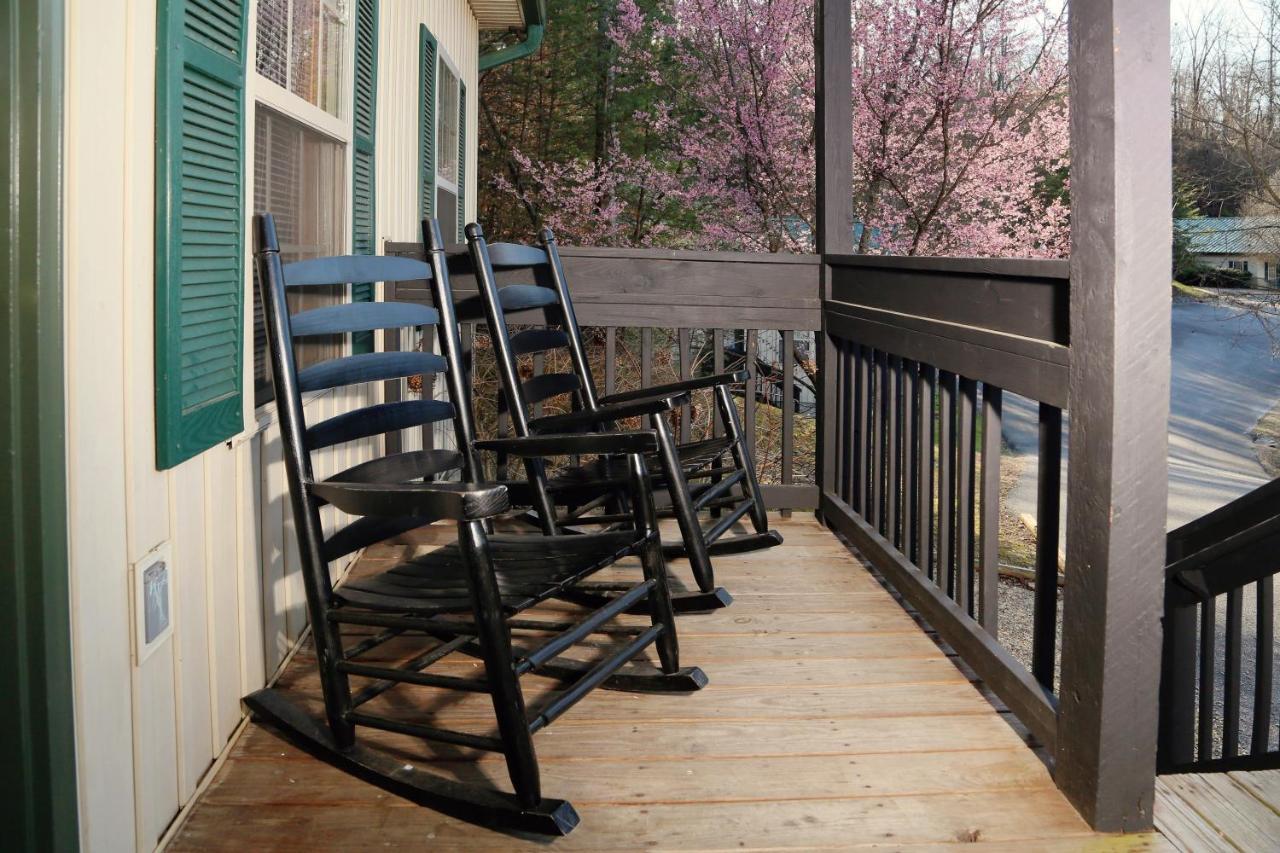 Apple Blossom #10 Chalet Pigeon Forge
